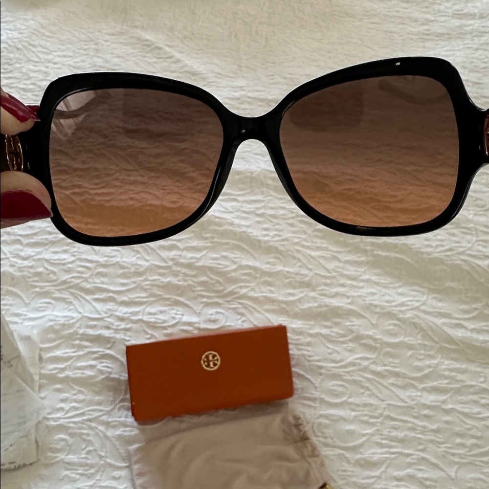 Sunglasses. NEW - Picture 5 of 5